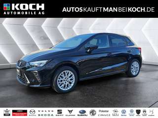 Schräge Frontansicht auf einen SEAT Ibiza , freigestellt