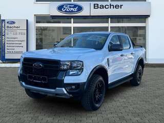 Schräge Frontansicht auf einen Ford Ranger , freigestellt