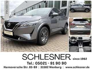Schräge Frontansicht auf einen Nissan Qashqai , freigestellt