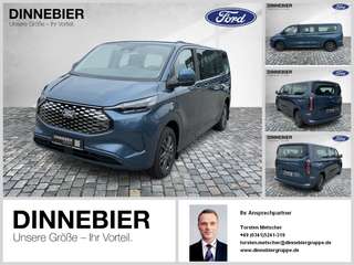Schräge Frontansicht auf einen Ford Tourneo Custom , freigestellt