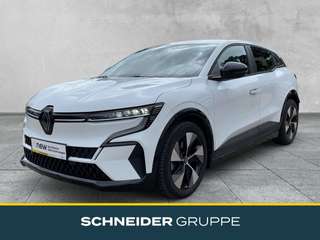 Schräge Frontansicht auf einen Renault Megane E-TECH , freigestellt