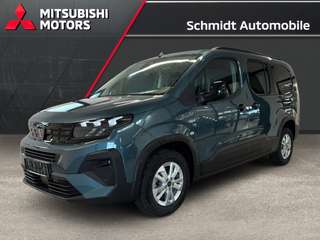 Schräge Frontansicht auf einen Peugeot Rifter , freigestellt