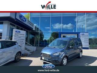 Schräge Frontansicht auf einen Ford Transit Courier , freigestellt