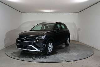Schräge Frontansicht auf einen Volkswagen T-Cross , freigestellt