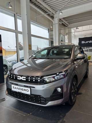 Schräge Frontansicht auf einen Dacia Sandero , freigestellt