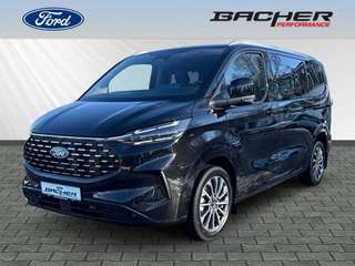 Schräge Frontansicht auf einen Ford Tourneo Custom , freigestellt