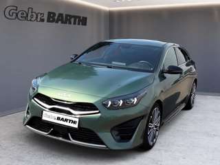 Schräge Frontansicht auf einen Kia cee'd , freigestellt
