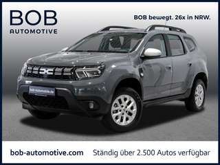Schräge Frontansicht auf einen Dacia Duster , freigestellt