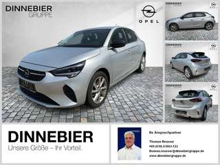 Schräge Frontansicht auf einen Opel Corsa , freigestellt