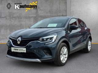 Schräge Frontansicht auf einen Renault Captur , freigestellt