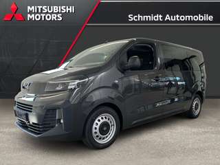 Schräge Frontansicht auf einen Opel Vivaro , freigestellt