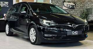 Schräge Frontansicht auf einen Opel Astra , freigestellt