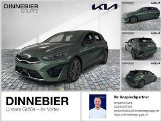 Schräge Frontansicht auf einen Kia cee'd , freigestellt