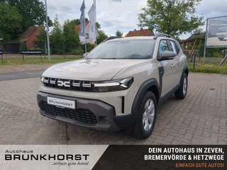 Schräge Frontansicht auf einen Dacia Duster , freigestellt