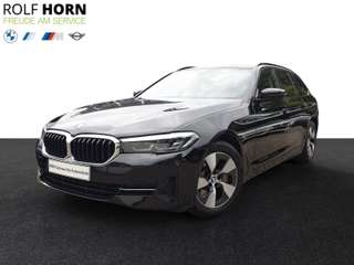 Schräge Frontansicht auf einen BMW 5er-Reihe , freigestellt