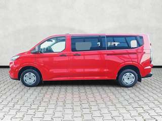 Schräge Frontansicht auf einen Ford Transit Custom , freigestellt