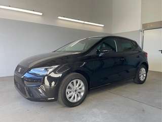 Schräge Frontansicht auf einen SEAT Ibiza , freigestellt