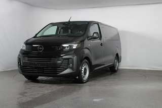 Schräge Frontansicht auf einen Opel Vivaro , freigestellt