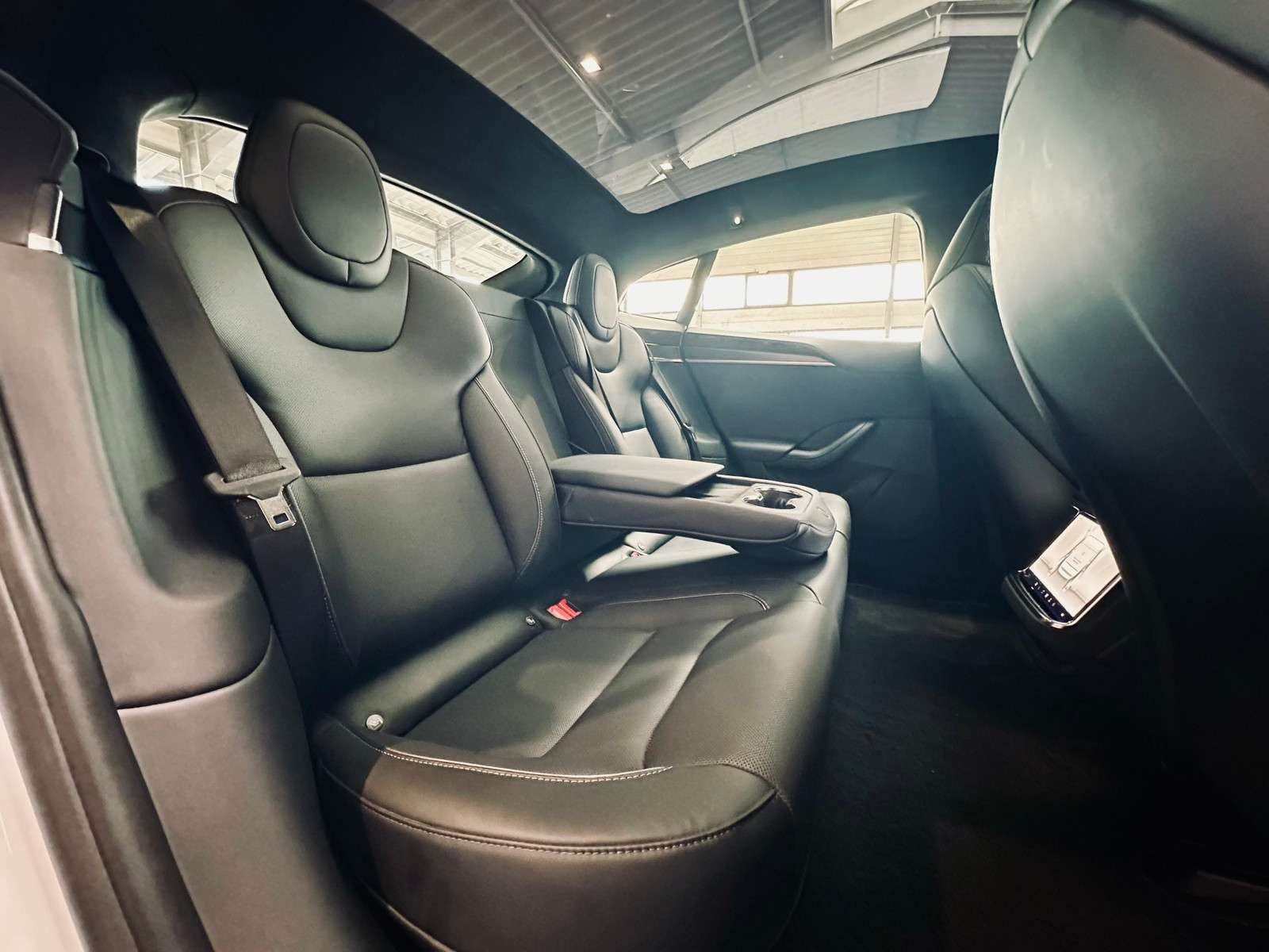 Fahrzeugbild eines TESLA Model S