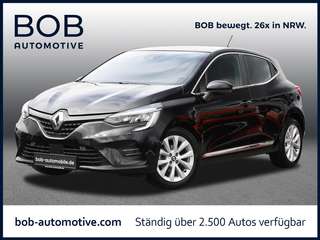 Schräge Frontansicht auf einen Renault Clio , freigestellt
