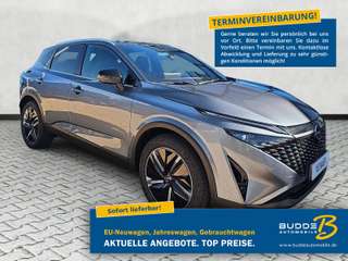 Schräge Frontansicht auf einen Nissan Qashqai , freigestellt