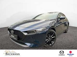 Schräge Frontansicht auf einen Mazda Mazda3 , freigestellt