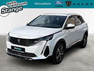 Schräge Frontansicht auf einen Peugeot 3008 , freigestellt
