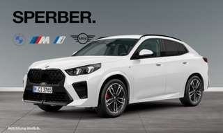 Schräge Frontansicht auf einen BMW X2 , freigestellt