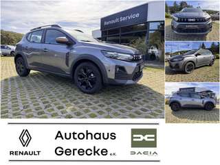 Schräge Frontansicht auf einen Dacia Sandero , freigestellt