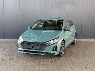 Schräge Frontansicht auf einen Hyundai i20 , freigestellt