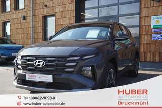 Schräge Frontansicht auf einen Hyundai Tucson , freigestellt