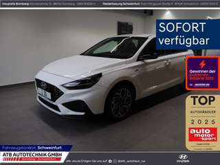 Schräge Frontansicht auf einen Hyundai i30 , freigestellt