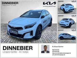 Schräge Frontansicht auf einen Kia XCeed , freigestellt