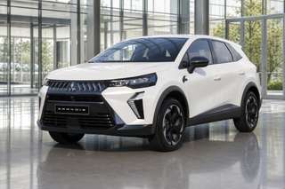 Schräge Frontansicht auf einen Mitsubishi Grandis , freigestellt