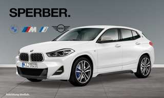 Schräge Frontansicht auf einen BMW X2 , freigestellt