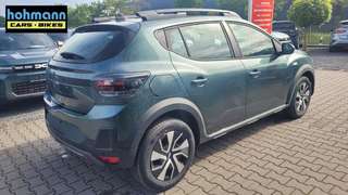 Schräge Frontansicht auf einen Dacia Sandero , freigestellt