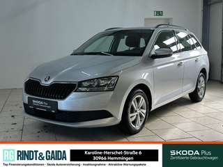 Schräge Frontansicht auf einen Skoda Fabia , freigestellt