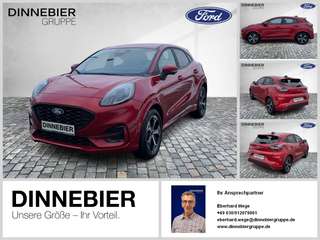 Schräge Frontansicht auf einen Ford Puma , freigestellt