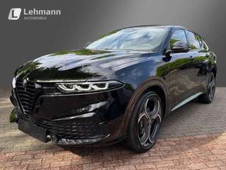 Schräge Frontansicht auf einen Alfa Romeo Tonale , freigestellt