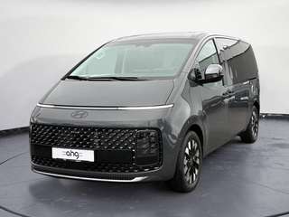 Schräge Frontansicht auf einen Hyundai Staria , freigestellt