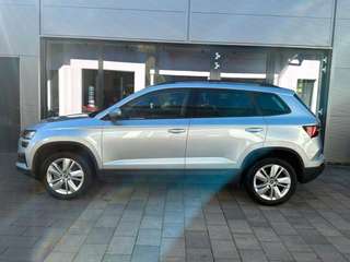 Schräge Frontansicht auf einen Skoda Karoq , freigestellt