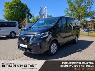 Schräge Frontansicht auf einen Nissan Primastar , freigestellt