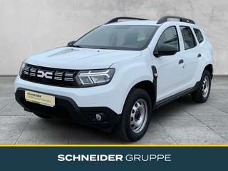 Schräge Frontansicht auf einen Dacia Duster , freigestellt