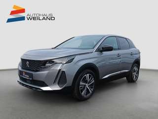 Schräge Frontansicht auf einen Peugeot 3008 , freigestellt