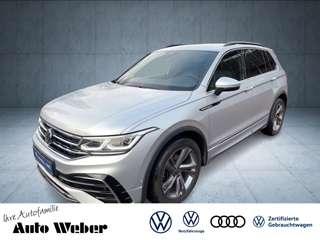 Schräge Frontansicht auf einen Volkswagen Tiguan , freigestellt
