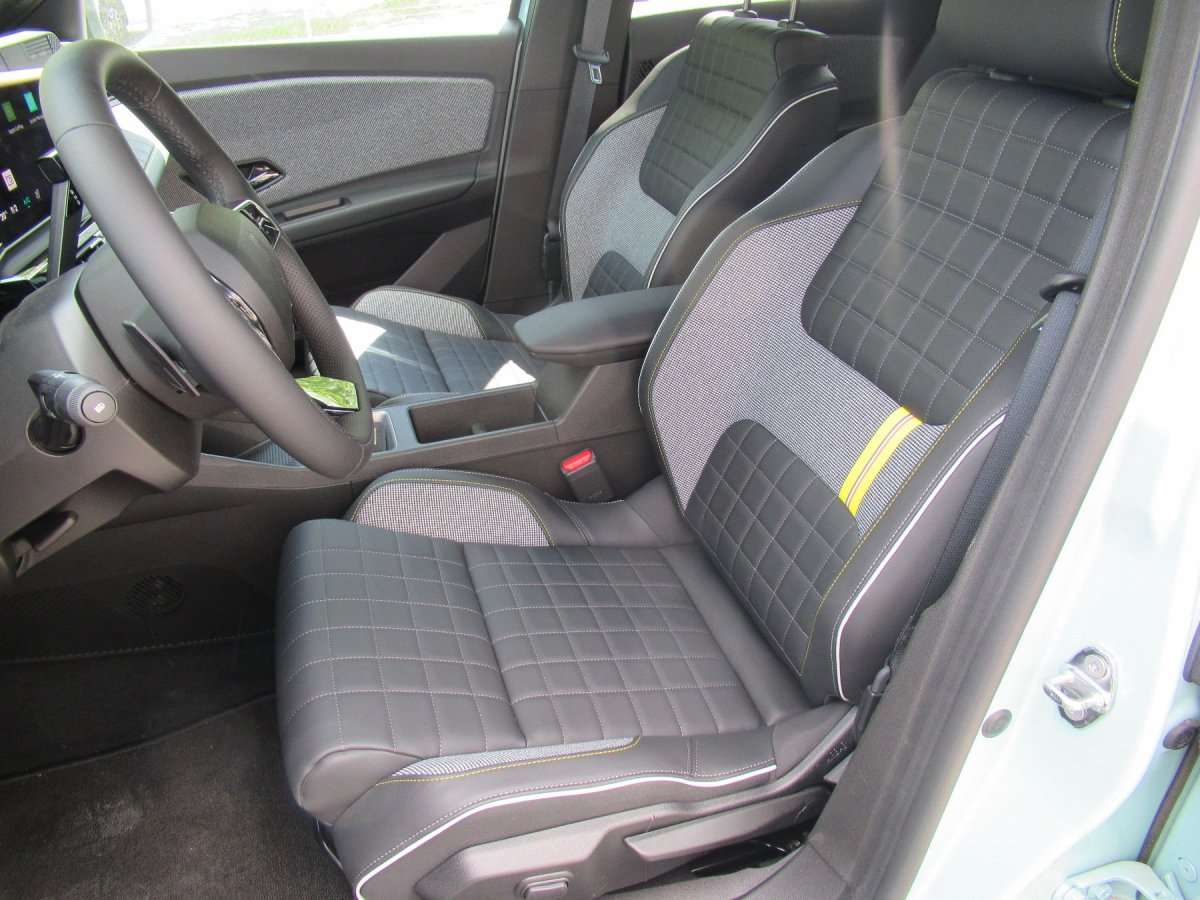 Fahrzeugbild eines Renault 4 E-TECH