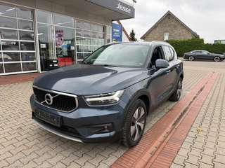Schräge Frontansicht auf einen Volvo XC40 , freigestellt