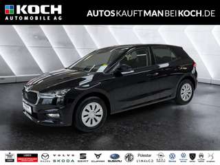 Schräge Frontansicht auf einen Skoda Fabia , freigestellt