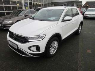Schräge Frontansicht auf einen Volkswagen T-Roc , freigestellt
