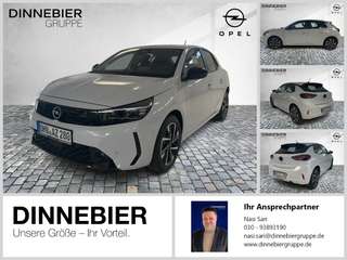 Schräge Frontansicht auf einen Opel Corsa , freigestellt